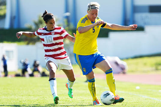Nilla Fischer, Sverige med bollen blir uppvaktad av Carli