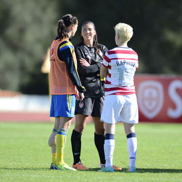 Lotta Schelin i samspråk med Megan Rapinoe