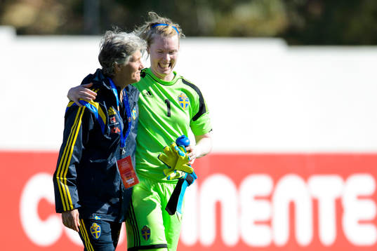 Sveriges förbundskapten Pia Sundhage och målvakt Hedvig