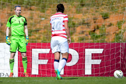 Sveriges målvakt Hedvig Lindahl gör sig redo för en