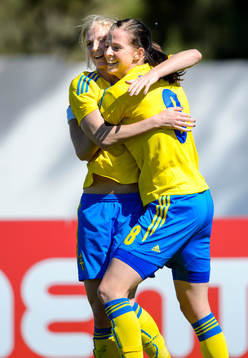 Sveriges Sofia Jakobsson och Lotta Schelin jublar