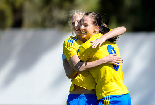 Sveriges Sofia Jakobsson och Lotta Schelin jublar