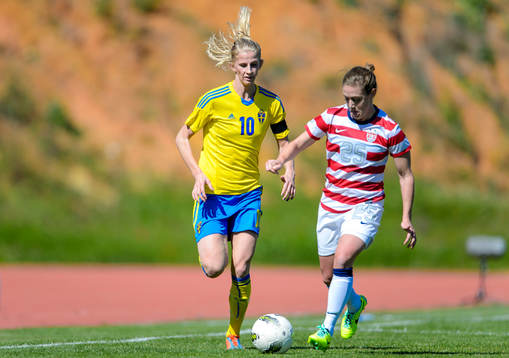 Sveriges Sofia Jakobsson jagar USAs Meghan Klingenberg