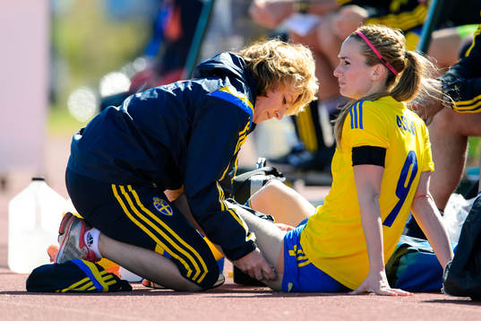 Sveriges Kosovare Asllani får vänster lår lindat
