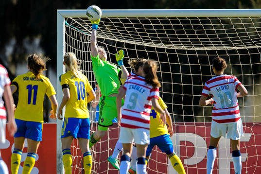 Sveriges målvakt Hedvig Lindahl räddar ett skott