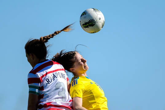 Sveriges Lotta Schelin i nickduell med USAs Christie Rampone