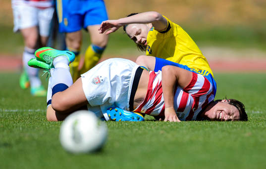 Sveriges Lisa Dahlkvist och USAs Abby Wambach  i närkamp