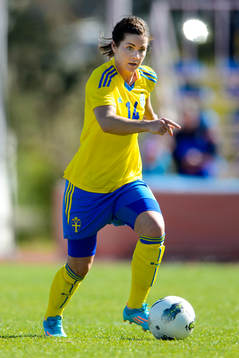 Sveriges Hanna Folkesson med bollen