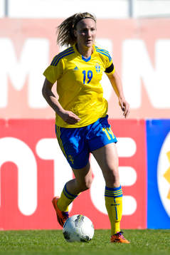 Sveriges Emma Lund med bollen