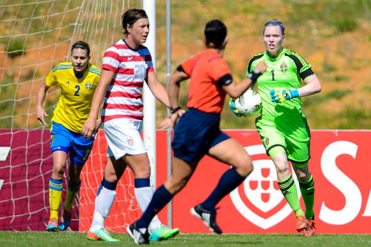 Sveriges målvakt Hedvig Lindahl med bollenefter att hon