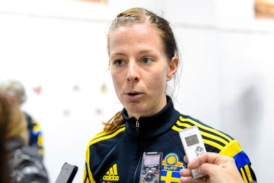 Sveriges Lotta Schelin blir intervjuad