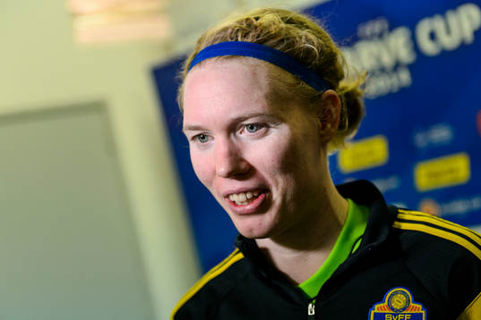 Sveriges målvakt Hedvig Lindahl blir intervjuad