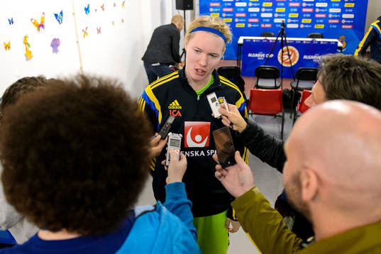 Sveriges målvakt Hedvig Lindahl blir intervjuad