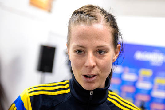 Sveriges Lotta Schelin blir intervjuad
