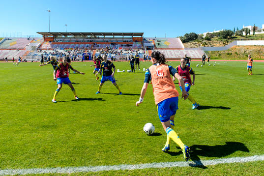 Sveriges startelva värmer upp innan fotbollsmatchen mellan