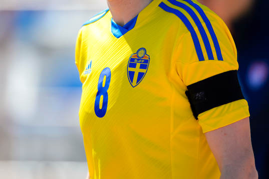 Sveriges Lotta Schelin går in på planen med ett sorgeband