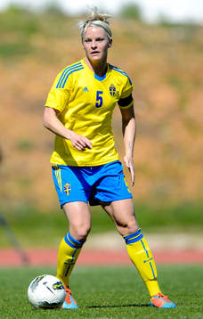 Sveriges Nilla Fischer med bollen