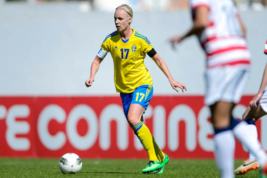 Sveriges Caroline Seger med bollen