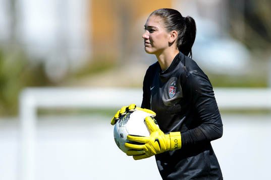 USAs målvakt Hope Solo med bollen