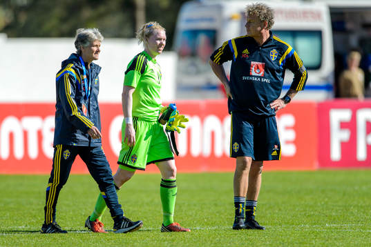 Sveriges förbundskapten Pia Sundhage, målvakt Hedvig