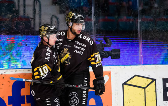 s Akim Aliu gör 1-0 och firar med Marcus Nilsson (v)