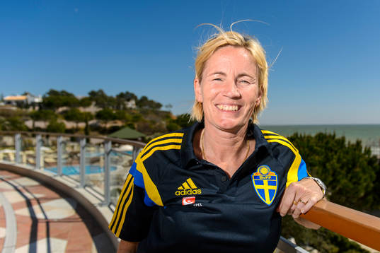 Sveriges assisterande förbundskapten Lilie Persson på en