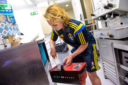 Sveriges sjukgymnast Annica Näsmark fyller på is i en