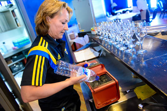 Sveriges sjukgymnast Annica Näsmark fyller på vatten i en
