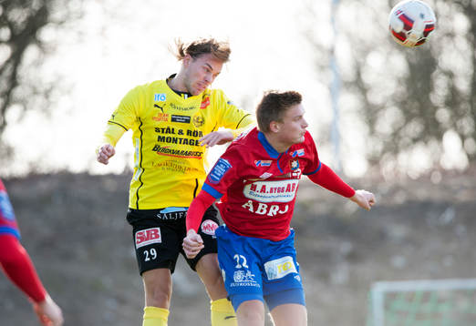 Mjällbys Danny Ervik och Örgrytes Johan Hagman i matchen