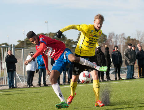 Mjällbys David Löfquist och Örgrytes Faramarz Gosheh i