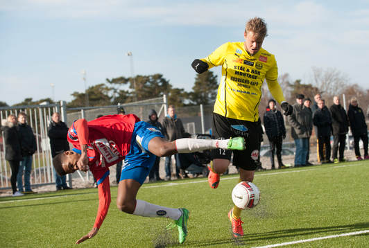 Mjällbys David Löfquist och Örgrytes Faramarz Gosheh i
