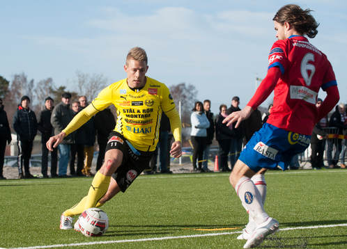 Mjällbys Patrik Ingelsten utmanar Örgrytes Hannes Sahlin