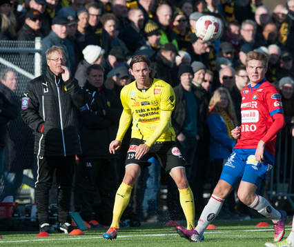 Mjällbys tränare Lasse Jacobsson studerar nyförvärvet