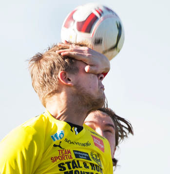 Örgrytes Jakob Lindström håller för ögonen på