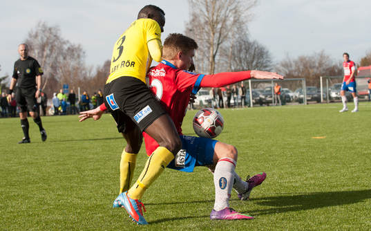 Mjällbys Gbenga Arokoyo trycker en Örgryte-spelare i