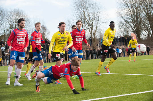 Örgryte nickar undan en hörna i matchen i Svenska Cupen