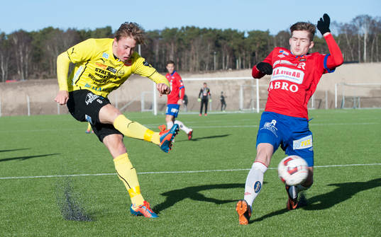 Örgrytes Andreas Östling kan ej hindra Robin Strömberg
