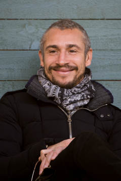 Falkenbergs tränare Henrik Larsson på läktaren
