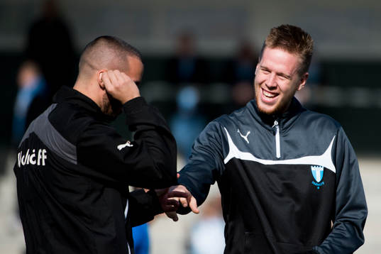 Malmös Pontus Jansson och Guillermo Molins skojar