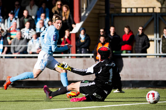 Malmös Simon Kroon gör 0-2 bakom Ängelholms målvakt