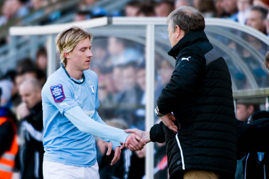 Malmös Simon Kroon tar i hand med tränare Åge Hareide