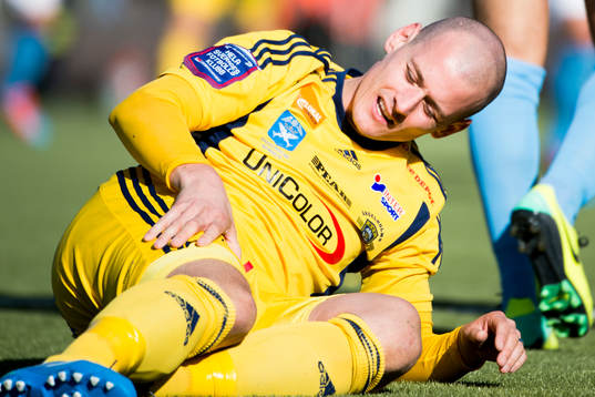 Ängelholms Jakob Augustsson tar sig för låret