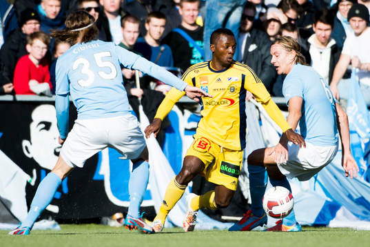 Ängelholms Samuel Monday tar sig förbi Malmös Pawel