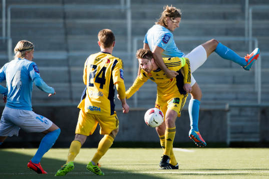 Malmös Markus Halsti ovanpå Ängelholms Muamet Asanovski