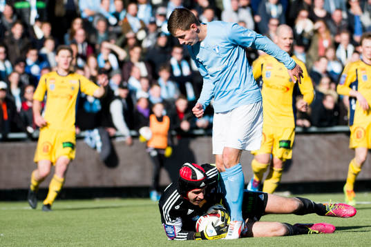 Ängelholms målvakt Matt Pyzdrowski plockar bollen