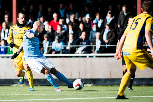 Malmös Magnus Eriksson skjuter