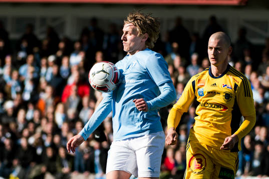 Malmös Emil Forsberg bröstar ner bollen