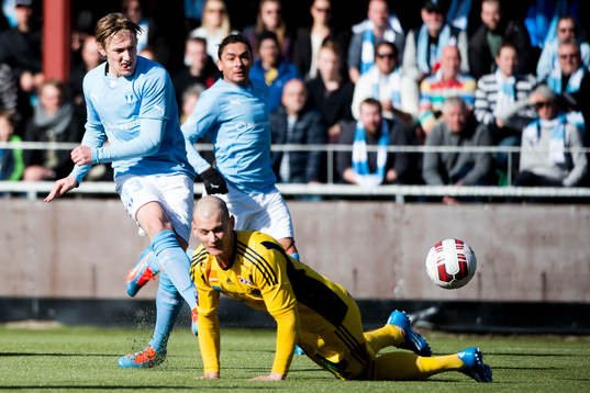 Ängelholms Jakob Augustsson försöker täcka skott från
