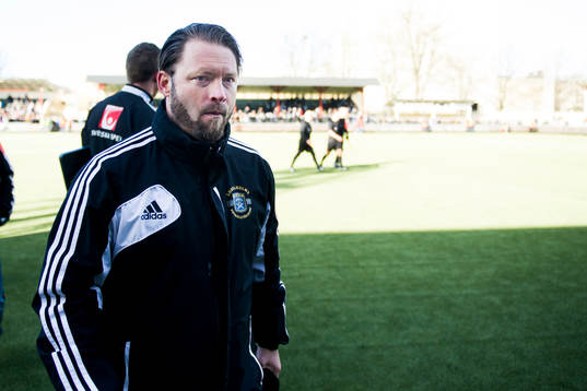 Ängelholms tränare Joakim Persson lämnar planen