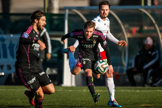 IFK Göteborgs Emil Salomonsson, i mitten, jagar boll